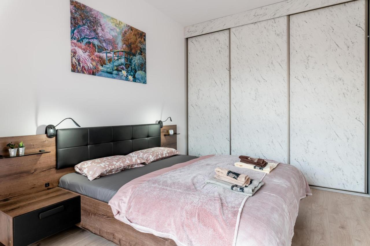 Apartwro - Apartament Przy Wyspie Slodowej, Garaz, Projektor, Rowery Appartamento Breslavia Esterno foto